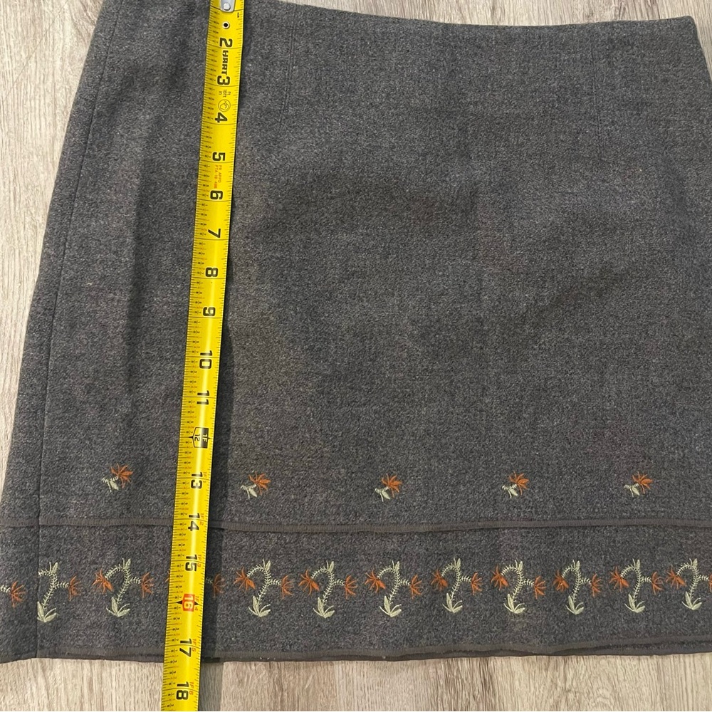 American Eagle charcoal grey 100% wool mini skirt with floral accents size 8 - Picture 3 of 7